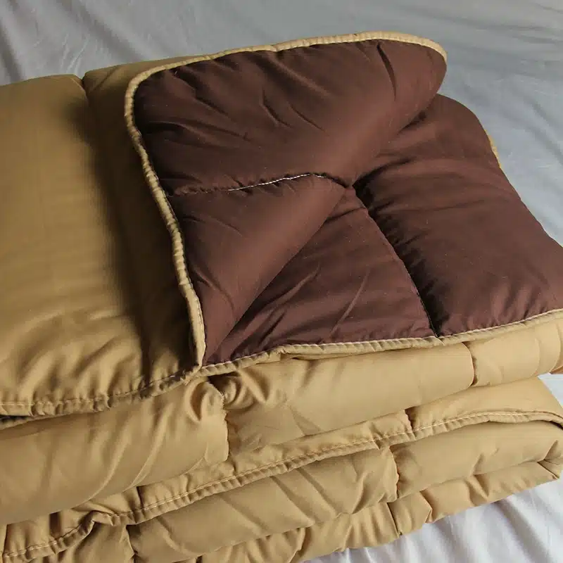 Couette-chaude-reversible-camel-taupe